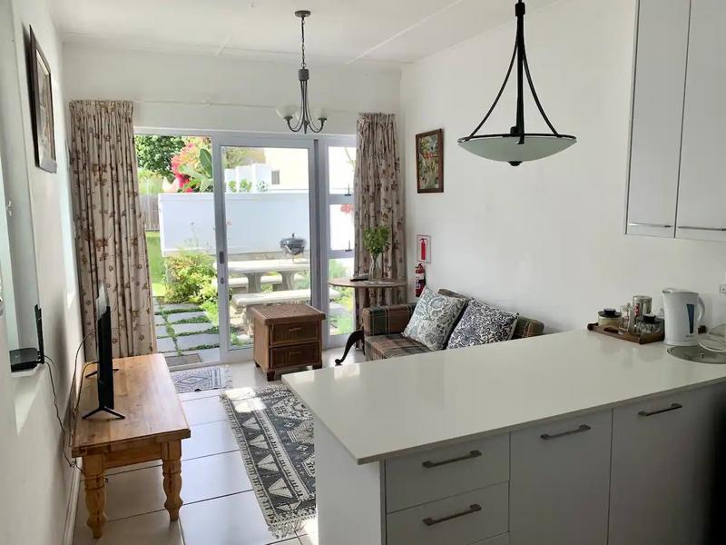 To Let 1 Bedroom Property for Rent in Signal Hill Western Cape